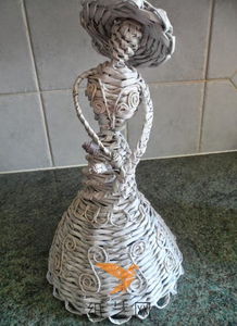 報紙編織的古典美女工藝品制作教程
